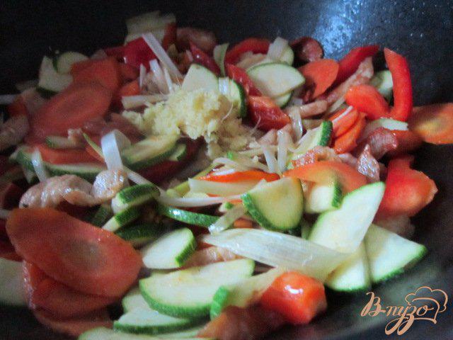 Фото приготовление рецепта: Лапша с овощами и куриным мясом шаг №6