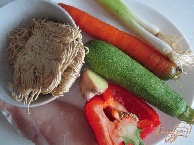 Фото приготовление рецепта: Лапша с овощами и куриным мясом шаг №1