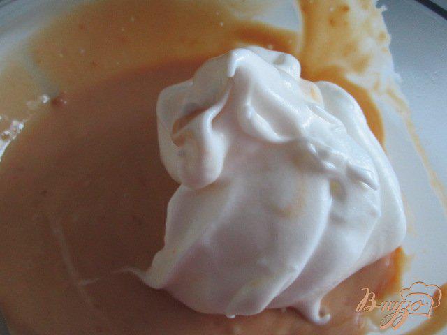 Фото приготовление рецепта: Фруктовый десерт с муссом из сгущеного молока шаг №2