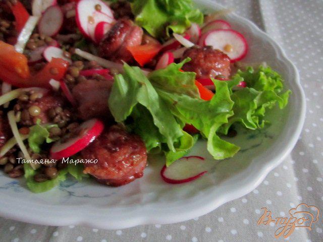 Фото приготовление рецепта: Салат с овощами и обжаренными сардельками шаг №6