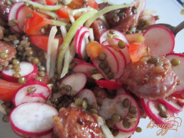 Фото приготовление рецепта: Салат с овощами и обжаренными сардельками шаг №5