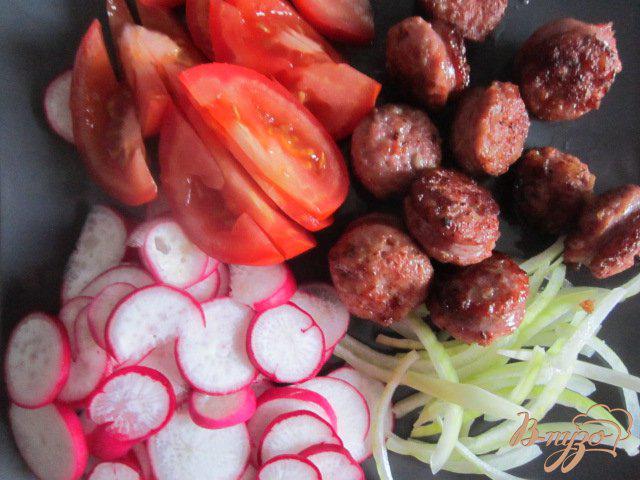 Фото приготовление рецепта: Салат с овощами и обжаренными сардельками шаг №4