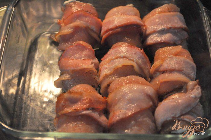 Фото приготовление рецепта: Куриные грудки с начинкой в беконе шаг №3