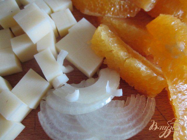 Фото приготовление рецепта: Салат с апельсином и кусочками поленты шаг №5
