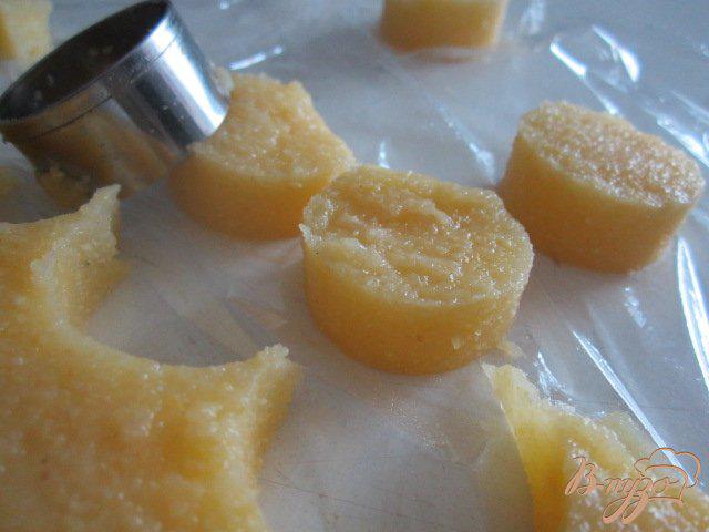 Фото приготовление рецепта: Салат с апельсином и кусочками поленты шаг №3