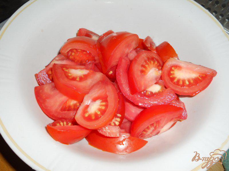 Фото приготовление рецепта: Салат из помидоров и брынзы шаг №2