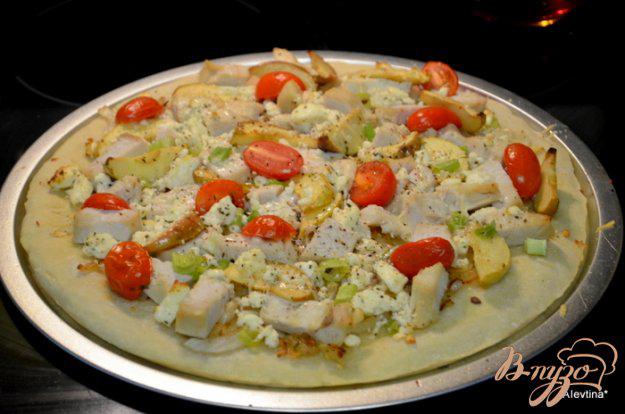 Фото приготовление рецепта: Пицца с курицей и яблоками шаг №6