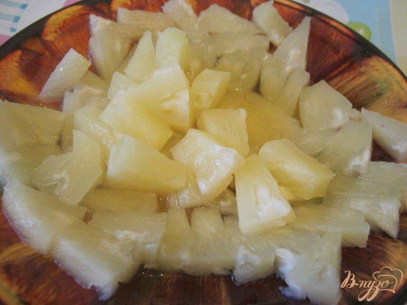 Фото приготовление рецепта: Салат с виноградом и сыром шаг №3