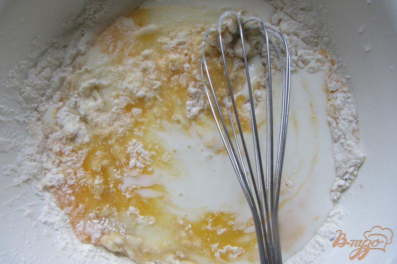 Фото приготовление рецепта: Домашний пирог с колбасой и сыром шаг №5