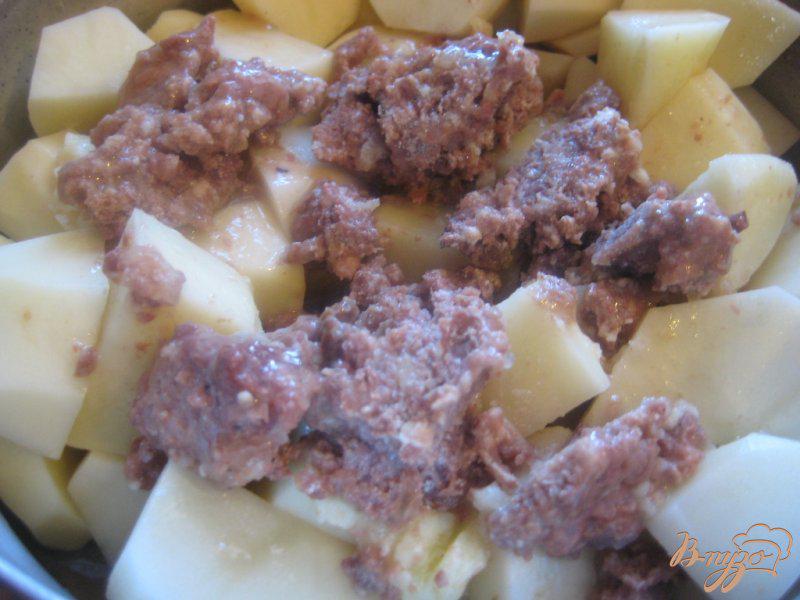 Фото приготовление рецепта: Картошка с тушенкой шаг №2