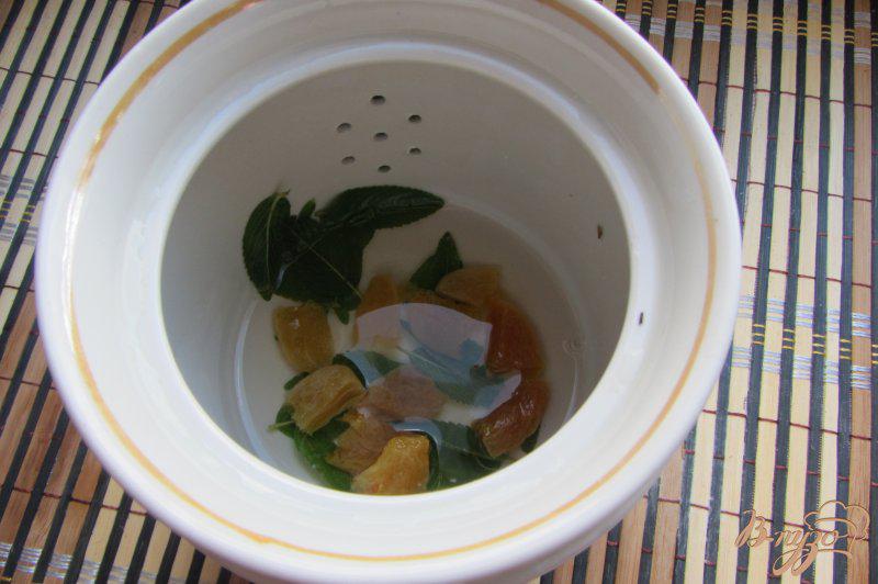Фото приготовление рецепта: Мятный чай с курагой шаг №3