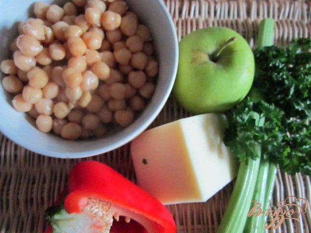 Фото приготовление рецепта: Овощной салат с горохом нут шаг №1