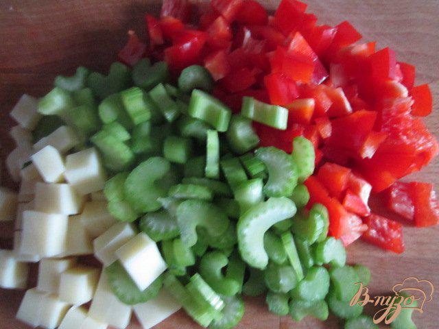 Фото приготовление рецепта: Овощной салат с горохом нут шаг №2