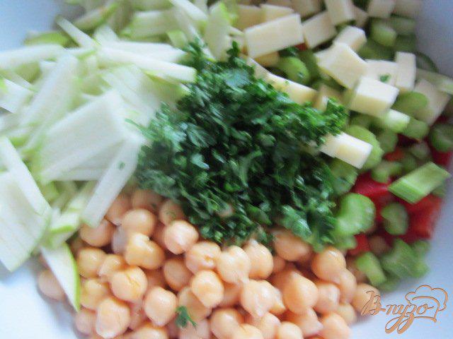 Фото приготовление рецепта: Овощной салат с горохом нут шаг №4