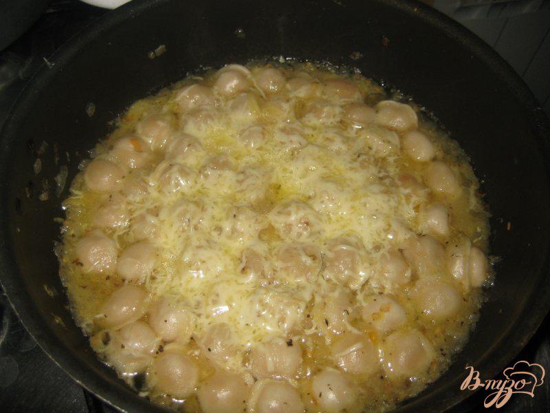 Фото приготовление рецепта: Пельмени с помидорами шаг №5