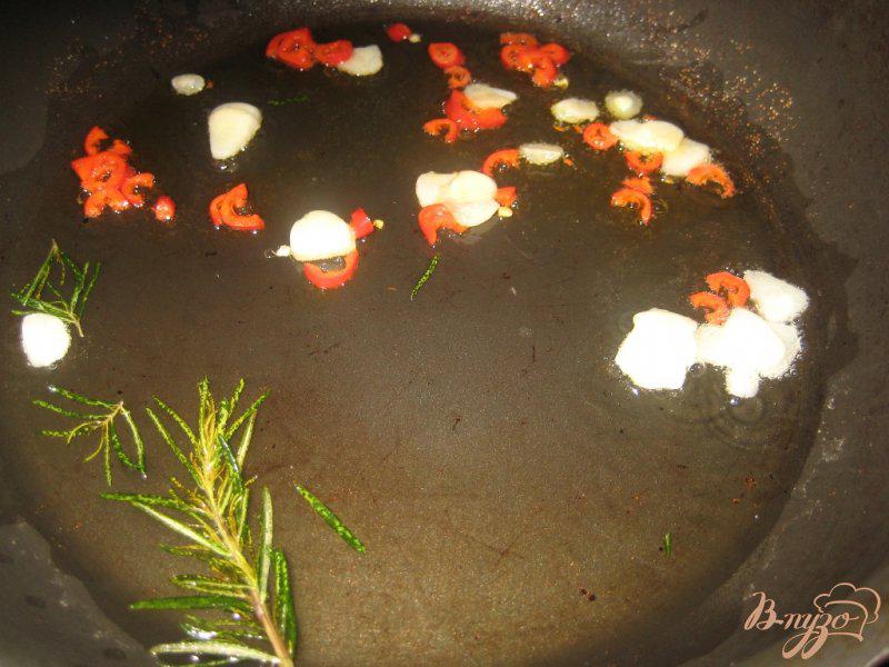 Фото приготовление рецепта: Паста с семгой и помидорами шаг №2