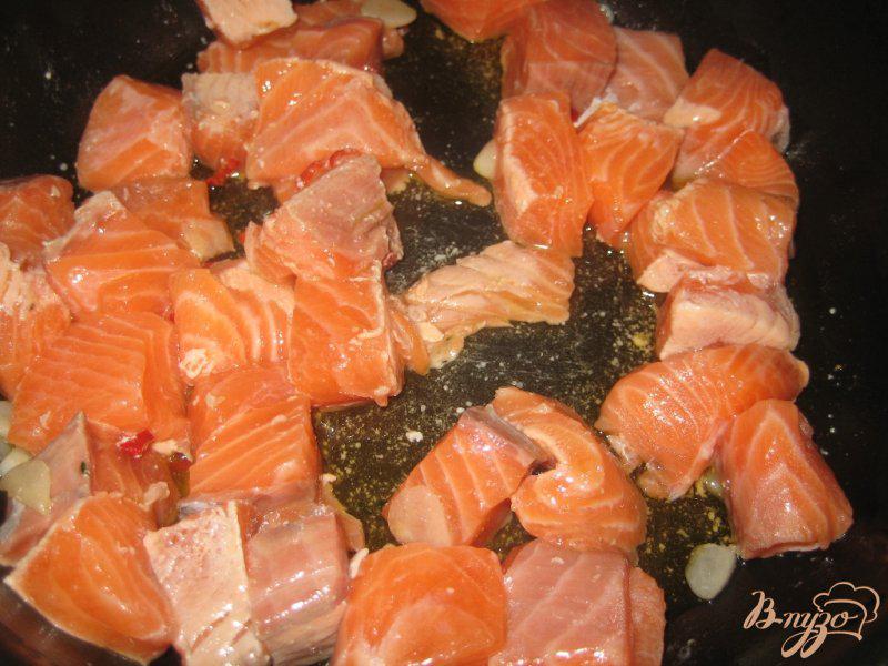Фото приготовление рецепта: Паста с семгой и помидорами шаг №3