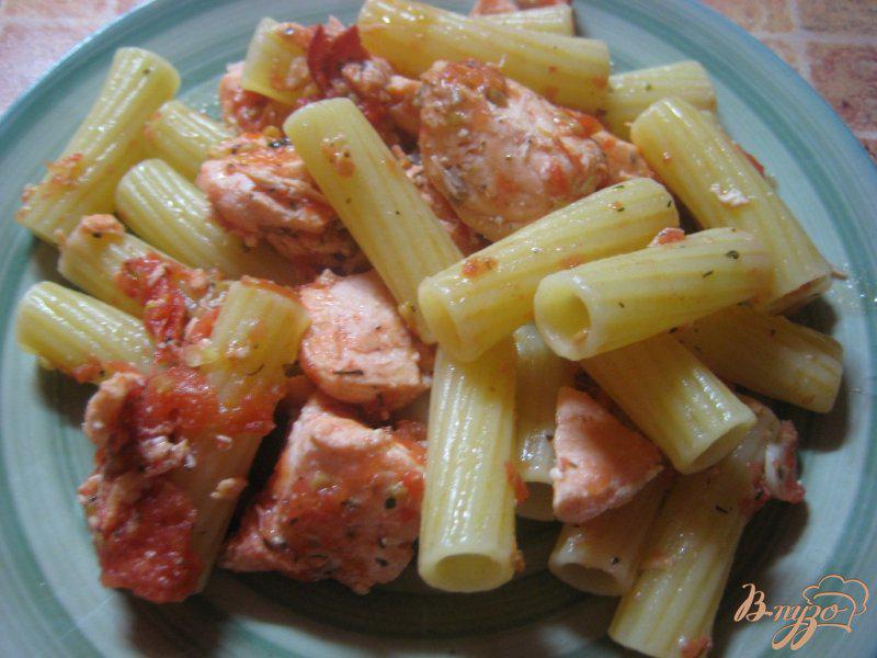 Фото приготовление рецепта: Паста с семгой и помидорами шаг №5