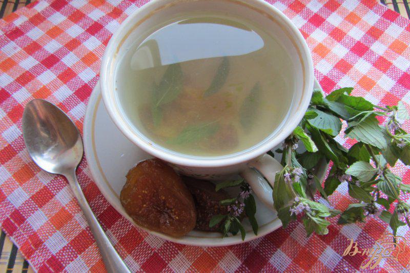 Фото приготовление рецепта: Мятно-инжирный чай шаг №5