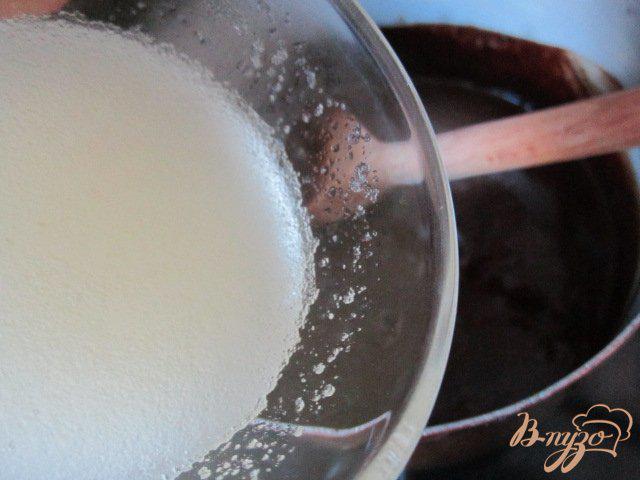 Фото приготовление рецепта: Бисквитный рулет с шоколадным муссом шаг №6