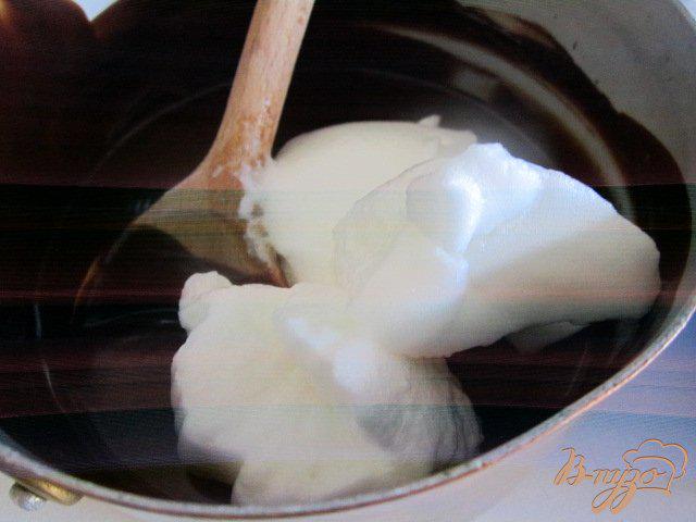 Фото приготовление рецепта: Бисквитный рулет с шоколадным муссом шаг №8