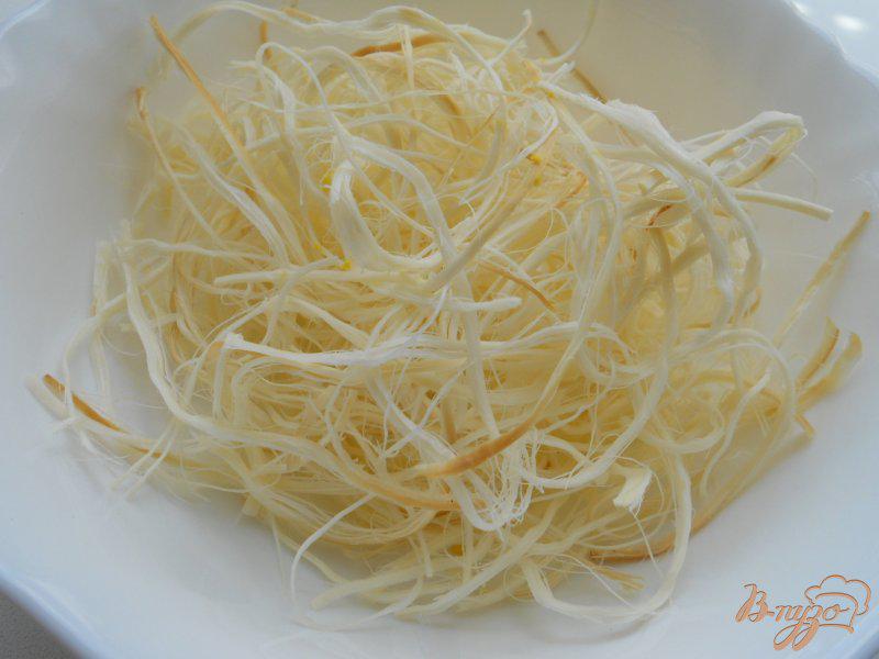 Фото приготовление рецепта: Салат с копченым сыром сулугуни шаг №2