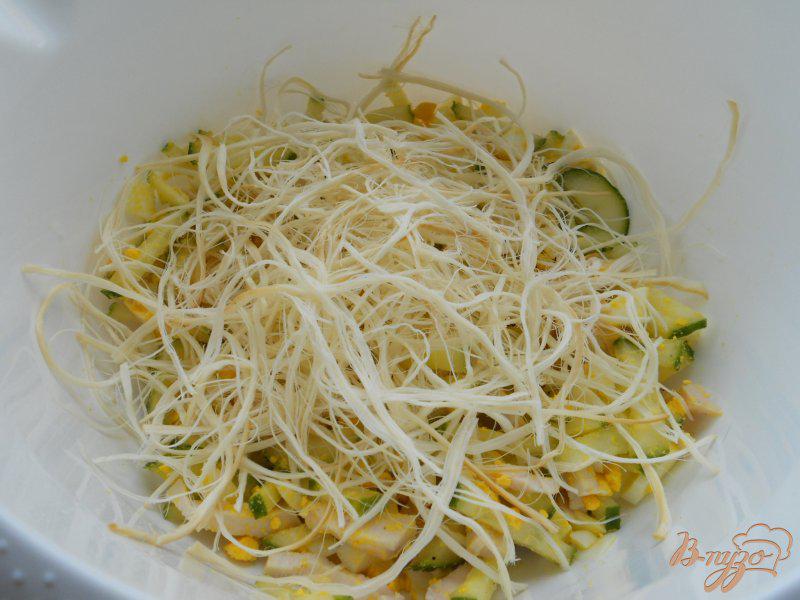 Фото приготовление рецепта: Салат с копченым сыром сулугуни шаг №4