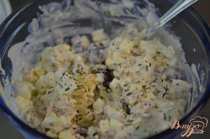 Фото приготовление рецепта: Салат с тунцом и виноградом шаг №2