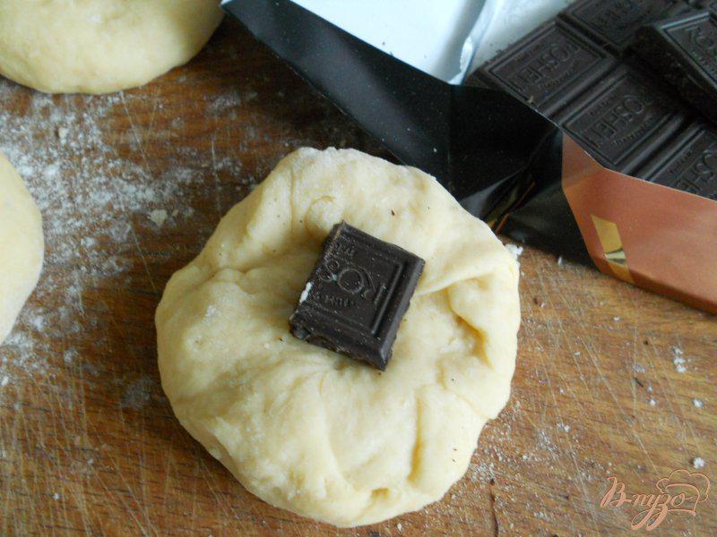 Фото приготовление рецепта: Сдобный пирог с шоколадом шаг №4