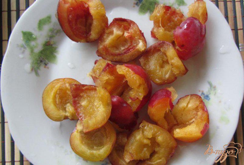Фото приготовление рецепта: Cливово-персиковый десерт шаг №2