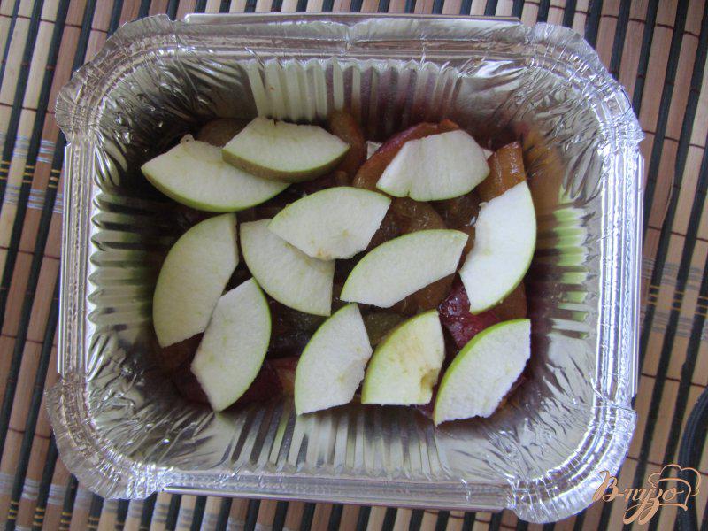 Фото приготовление рецепта: Запеченные яблоки со сливами шаг №3