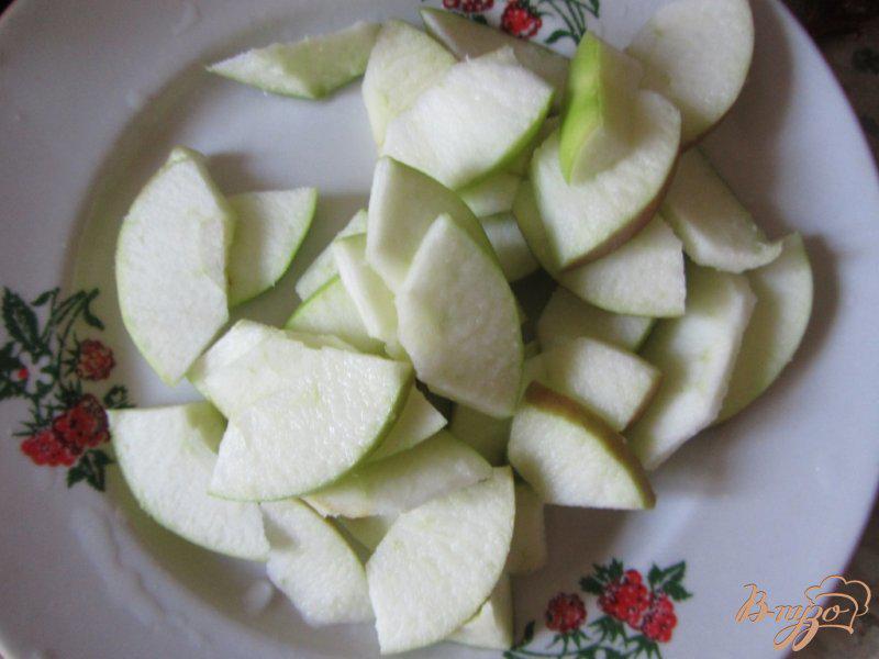 Фото приготовление рецепта: Запеченные яблоки со сливами шаг №2
