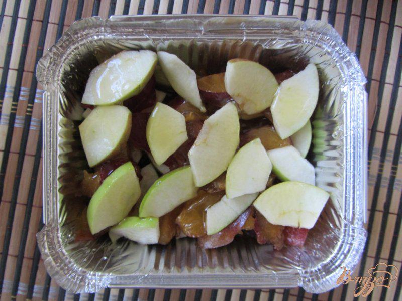 Фото приготовление рецепта: Запеченные яблоки со сливами шаг №4