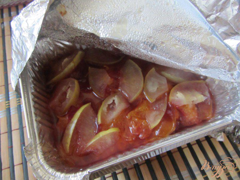 Фото приготовление рецепта: Запеченные яблоки со сливами шаг №6