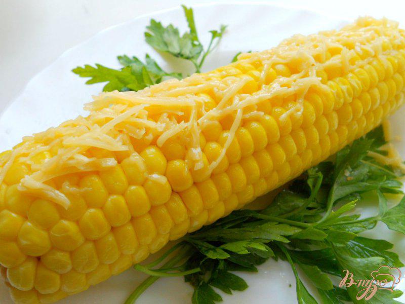 Фото приготовление рецепта: Кукуруза отварная со сливочным маслом и сыром шаг №4