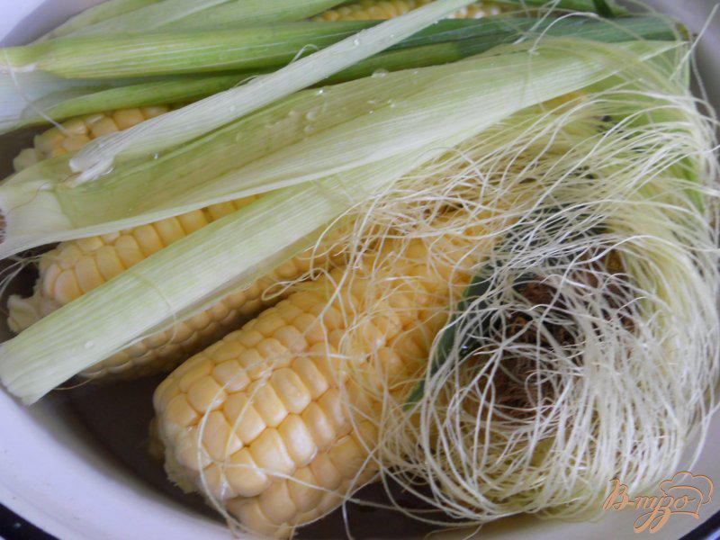 Фото приготовление рецепта: Кукуруза отварная со сливочным маслом и сыром шаг №2