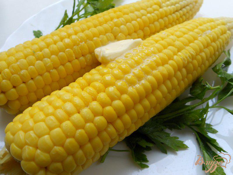 Фото приготовление рецепта: Кукуруза отварная со сливочным маслом и сыром шаг №3