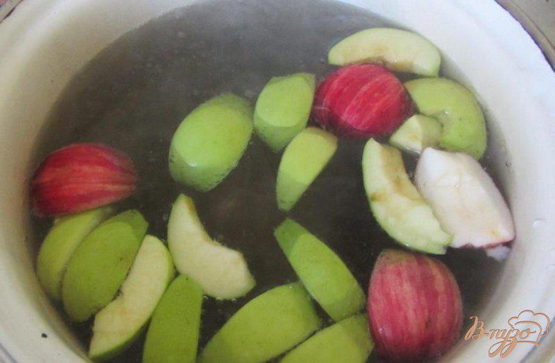 Фото приготовление рецепта: Яблочно-персиковый компот шаг №4
