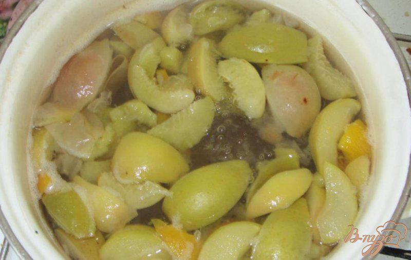 Фото приготовление рецепта: Яблочно-персиковый компот шаг №7