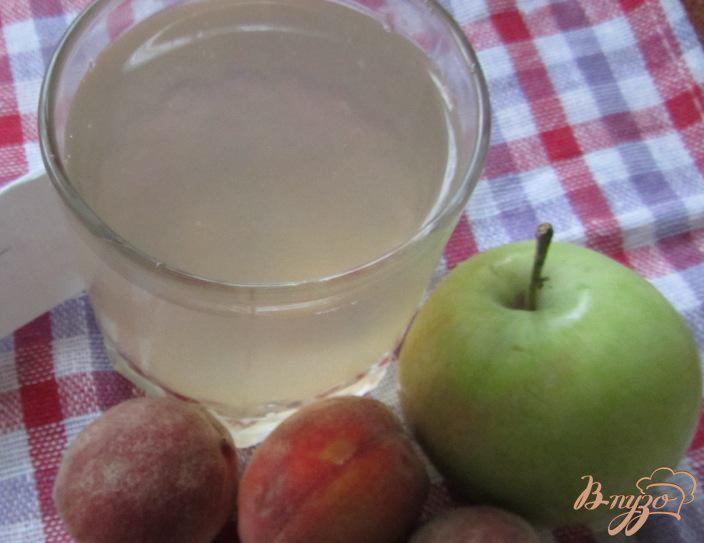 Фото приготовление рецепта: Яблочно-персиковый компот шаг №9