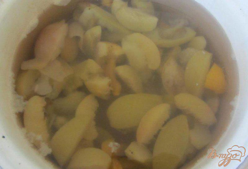 Фото приготовление рецепта: Яблочно-персиковый компот шаг №8