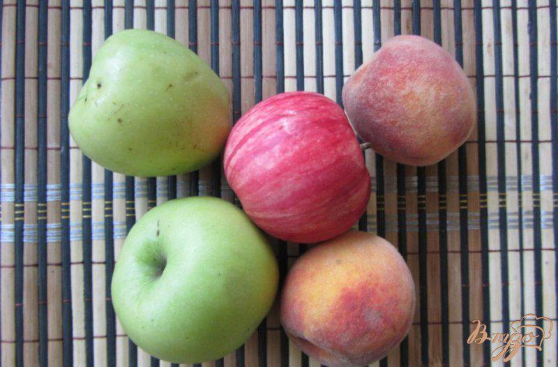 Фото приготовление рецепта: Яблочно-персиковый компот шаг №1