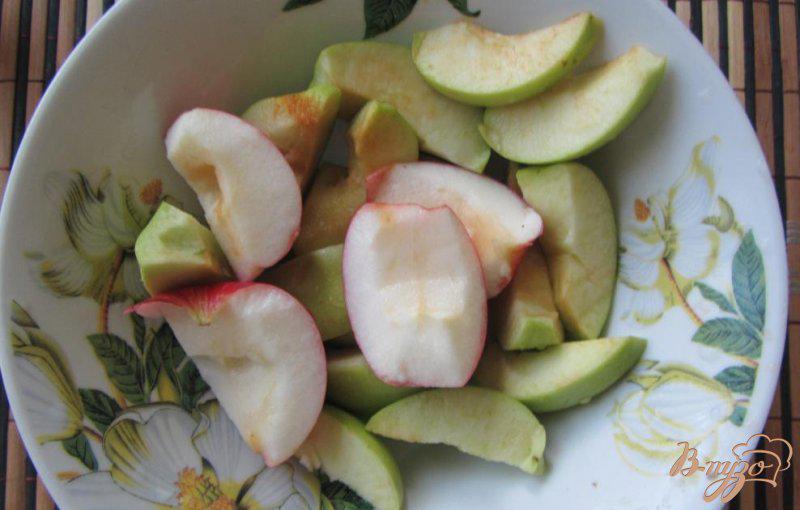 Фото приготовление рецепта: Яблочно-персиковый компот шаг №3
