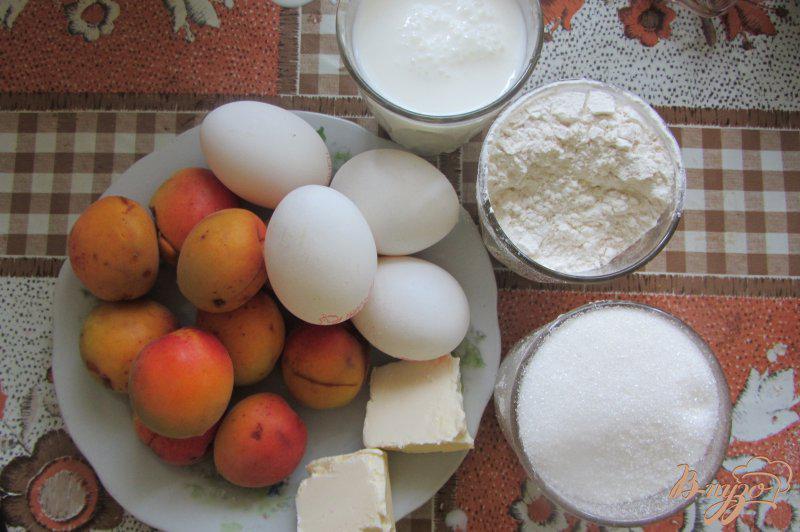 Фото приготовление рецепта: Домашний пирог с абрикосами шаг №1