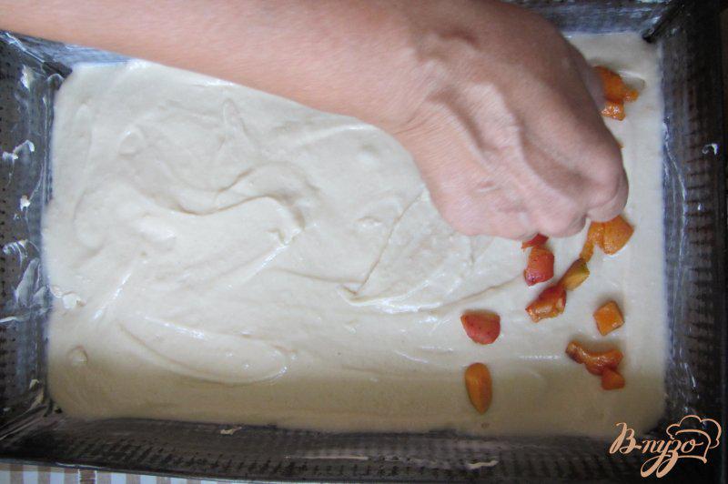 Фото приготовление рецепта: Домашний пирог с абрикосами шаг №12