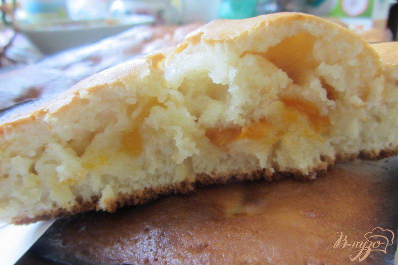 Фото приготовление рецепта: Домашний пирог с абрикосами шаг №14