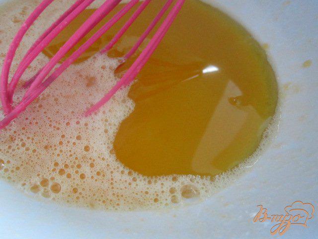 Фото приготовление рецепта: Ореховый кекс с вяленой вишней и персиками шаг №2