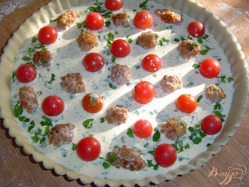 Фото приготовление рецепта: Киш с помидорами черри и мясными шариками шаг №8
