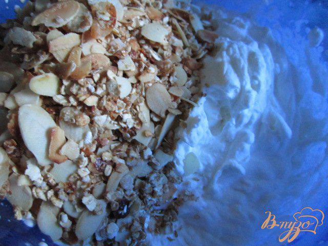 Фото приготовление рецепта: Десерт со взбитыми сливками и персиками шаг №5