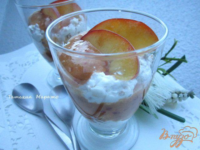 Фото приготовление рецепта: Десерт со взбитыми сливками и персиками шаг №8